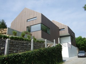 Haus Z in Passau Grubweg mit klaren Formen und Lärchenholzfassade