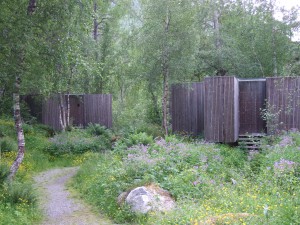 Zwei Häuschen des Hotel Juvet in Norwegen