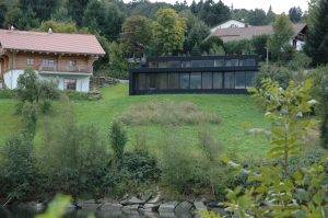 Holzhaus im Landkreis Deggendorf, geplant von Hiendl Schineis Architektengemeinschaft.