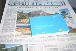 Bestens vorbereitet für die Architektouren 2015: Dank Zeitungsartikel und Projektübersicht habe ich schon ausgesucht, was ich besichtigen werde. Foto: Karin Polz