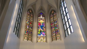 Die Glasfenster in der Heiliggeist-Kirche wurden bei der Renovierung wieder eingesetzt