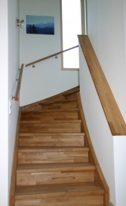 Eine Holztreppe führt ins Obergeschoss.