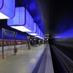 U-Bahn-Station Hafencity Hamburg blau erleuchtet