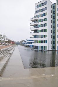 Betonflächen statt Strand: Hier sind man, dass die Waterhaouses nicht an einem natürlichen See oder Meer liegen, sondern an einem künstlichen Regenrückhaltebecken. Foto: Hendrik Schwartz