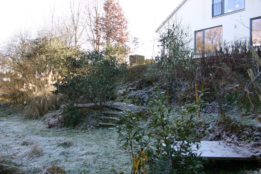 Haus Polz Ansicht aus Norden mit Garten und Nordhang sowie Terrasse