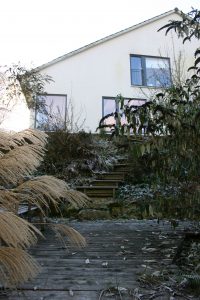 Haus Polz aus Nord-Osten mit Blick auf die Holzterrasse im Nordhang