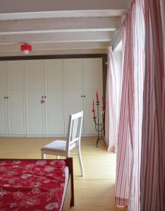 Schlafzimmer im Haus Polz mit Kleiderschrank Pax