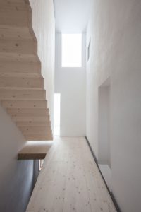 Treppenhaus des Projekts Moosham 13 bei Grafenau