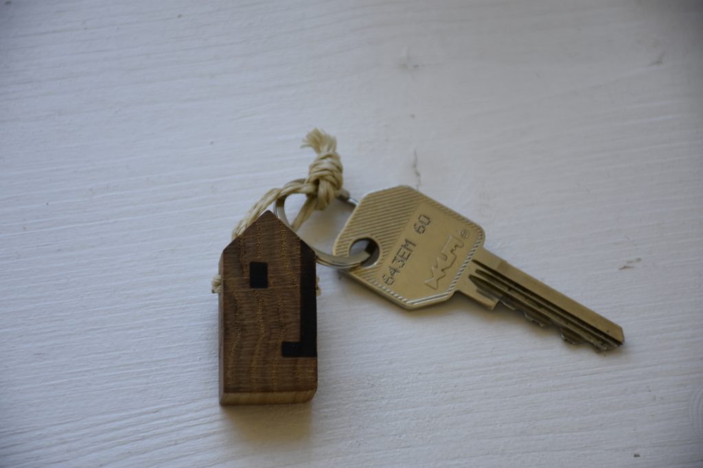 Der Schlüssel zur HYT mit einer kleinen stilisierten Hütte aus Holz als Anhänger.