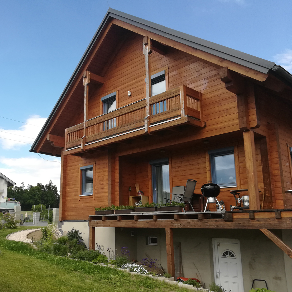 Außenansicht des Blockhauses mit Balkon