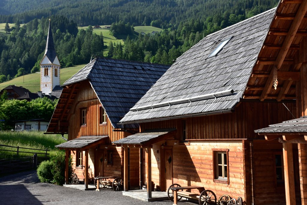 Eingang zu weiteren Hütten der St. Martin Chalets